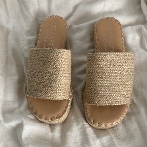 Coconuts by Matisse raffia woven platform sandals. Size 7. Brand new.
